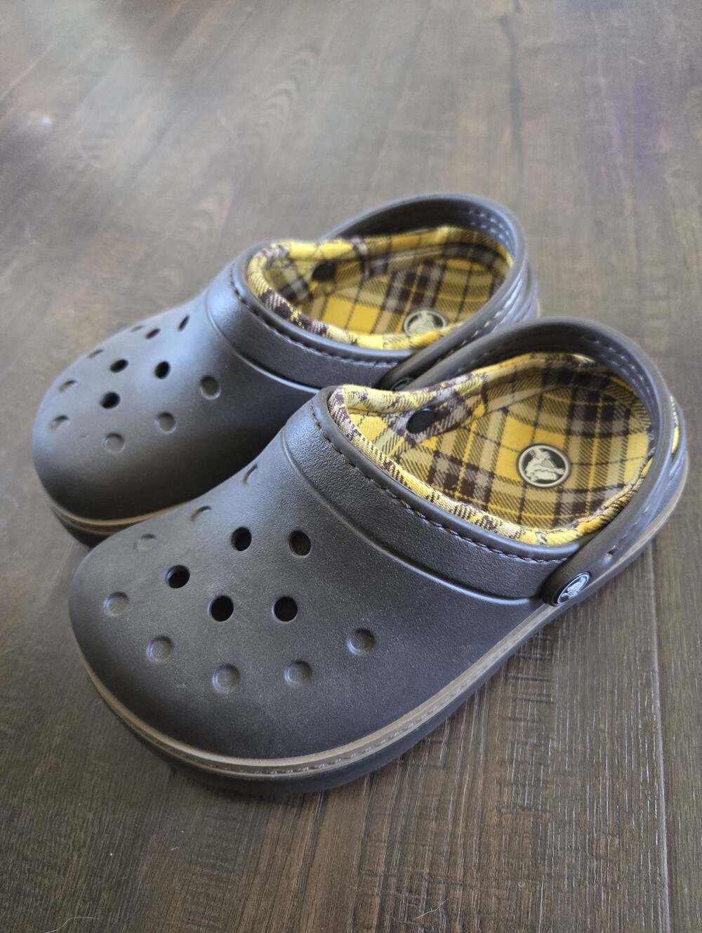 CROCS CLASSIC CLOGS BOY'S SIZE J 1 BROWN WITH PLAID LINING